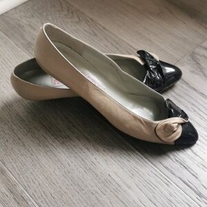 Pappagallo vintage leather loafers with wedge heel. Bow at toes. Size 8.5"